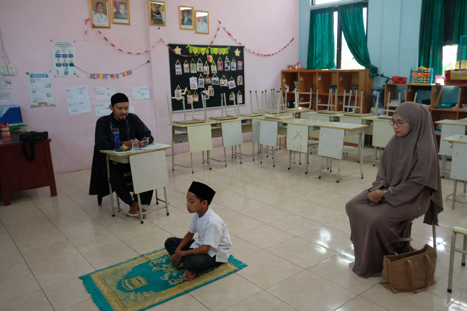 Model wearing plain black basic tee.